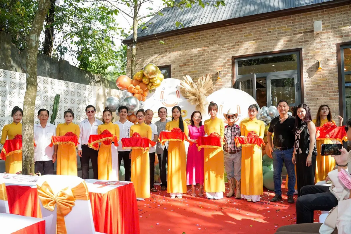 Nghi thức cắt băng với lễ tân áo dài và khách mời