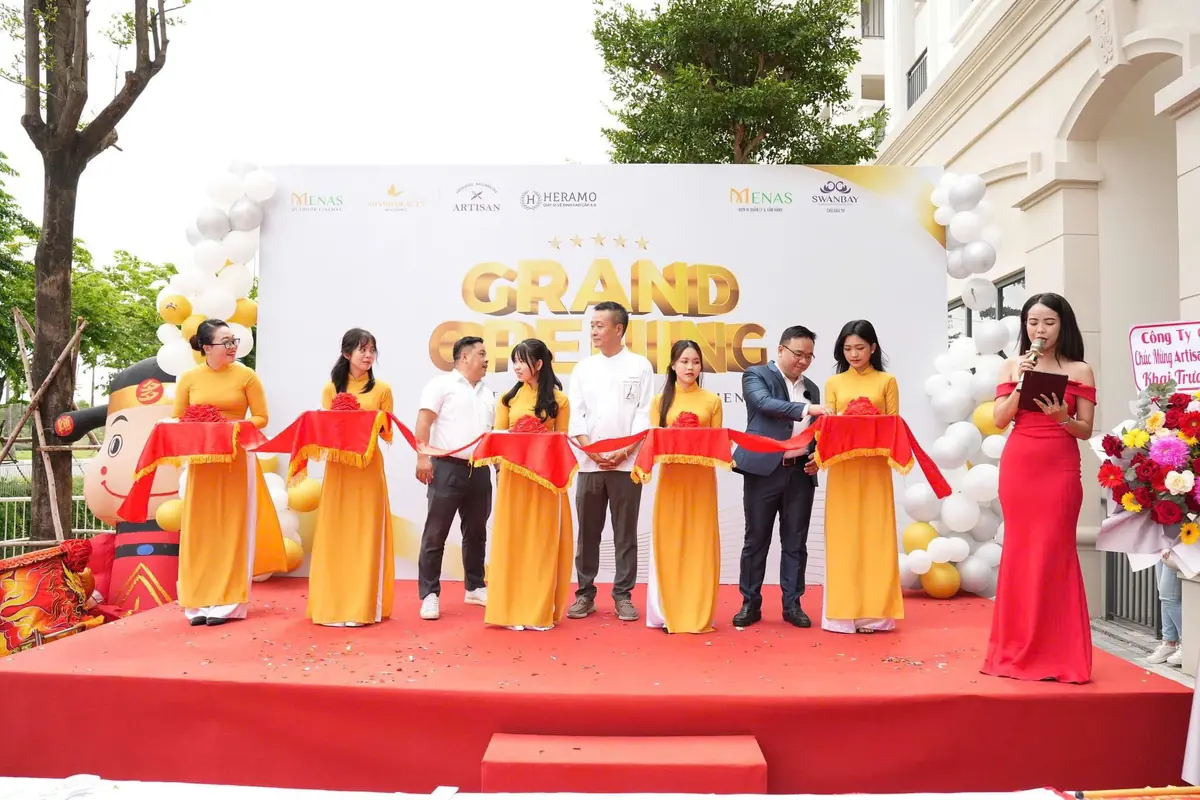 PG áo dài vàng cầm băng cho nghi thức cắt băng khai trương