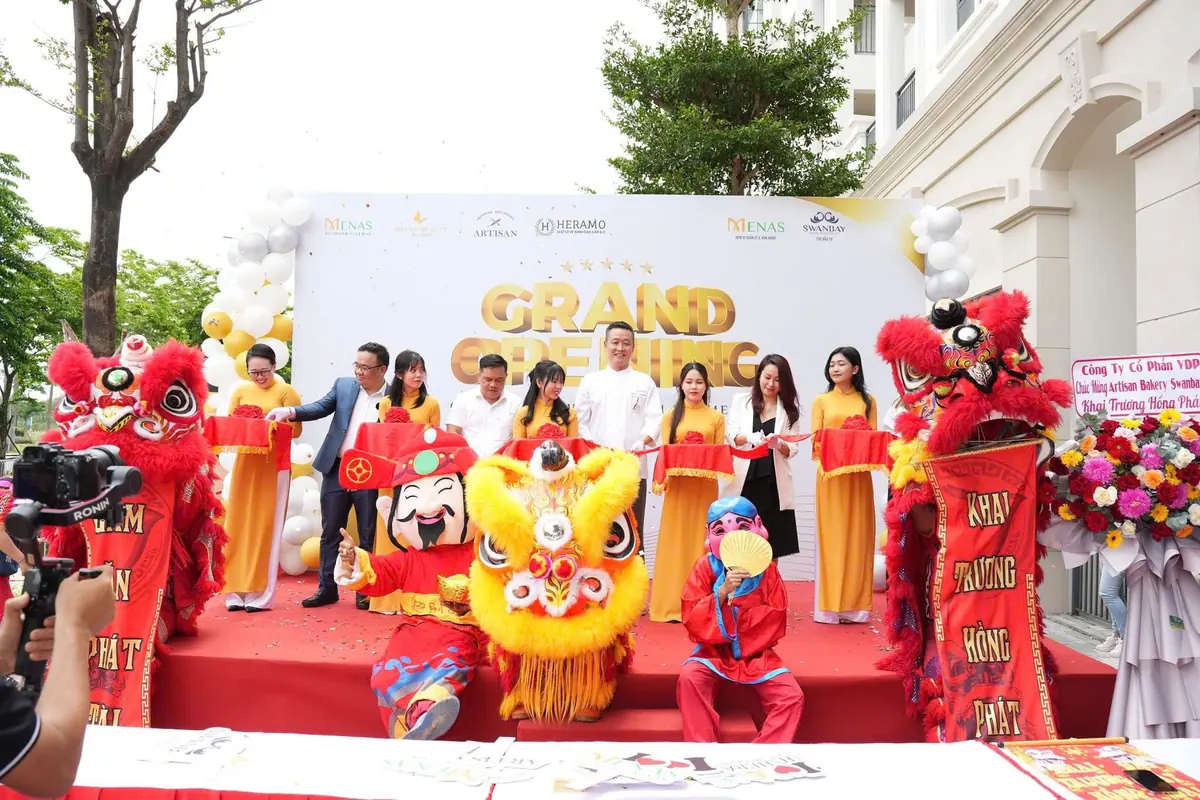 Nghi thức cắt băng trên sân khấu với múa lân và Thần Tài