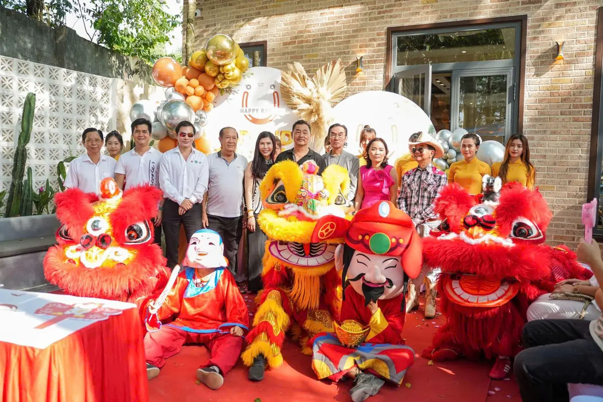 Đoàn lân, Ông Địa, Thần Tài chụp ảnh cùng khách mời