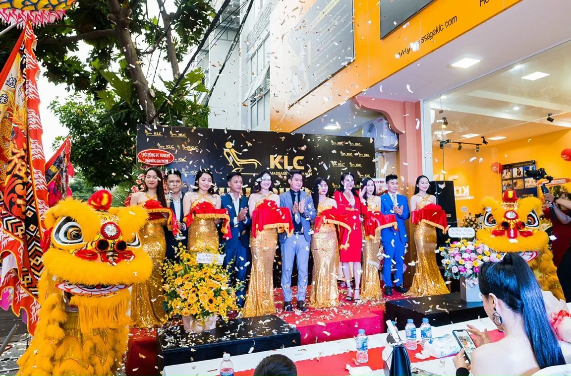 Nghi thức cắt băng khai trương với pháo kim tuyến và múa lân trước cửa hàng