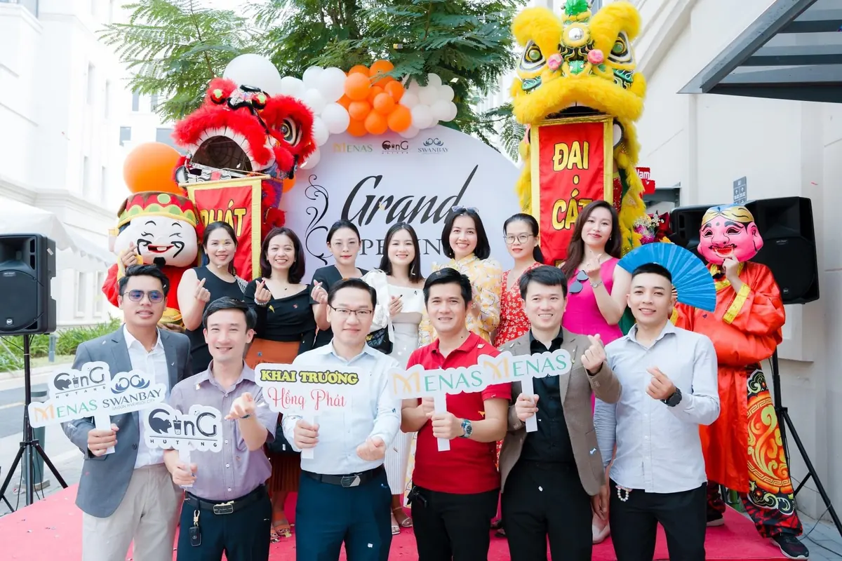 Khách mời chụp ảnh lưu niệm cùng lân và Thần Tài