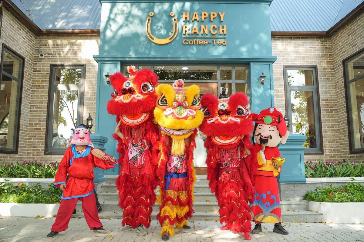 Đoàn lân, Ông Địa, Thần Tài múa trước cửa quán cà phê ngày khai trương