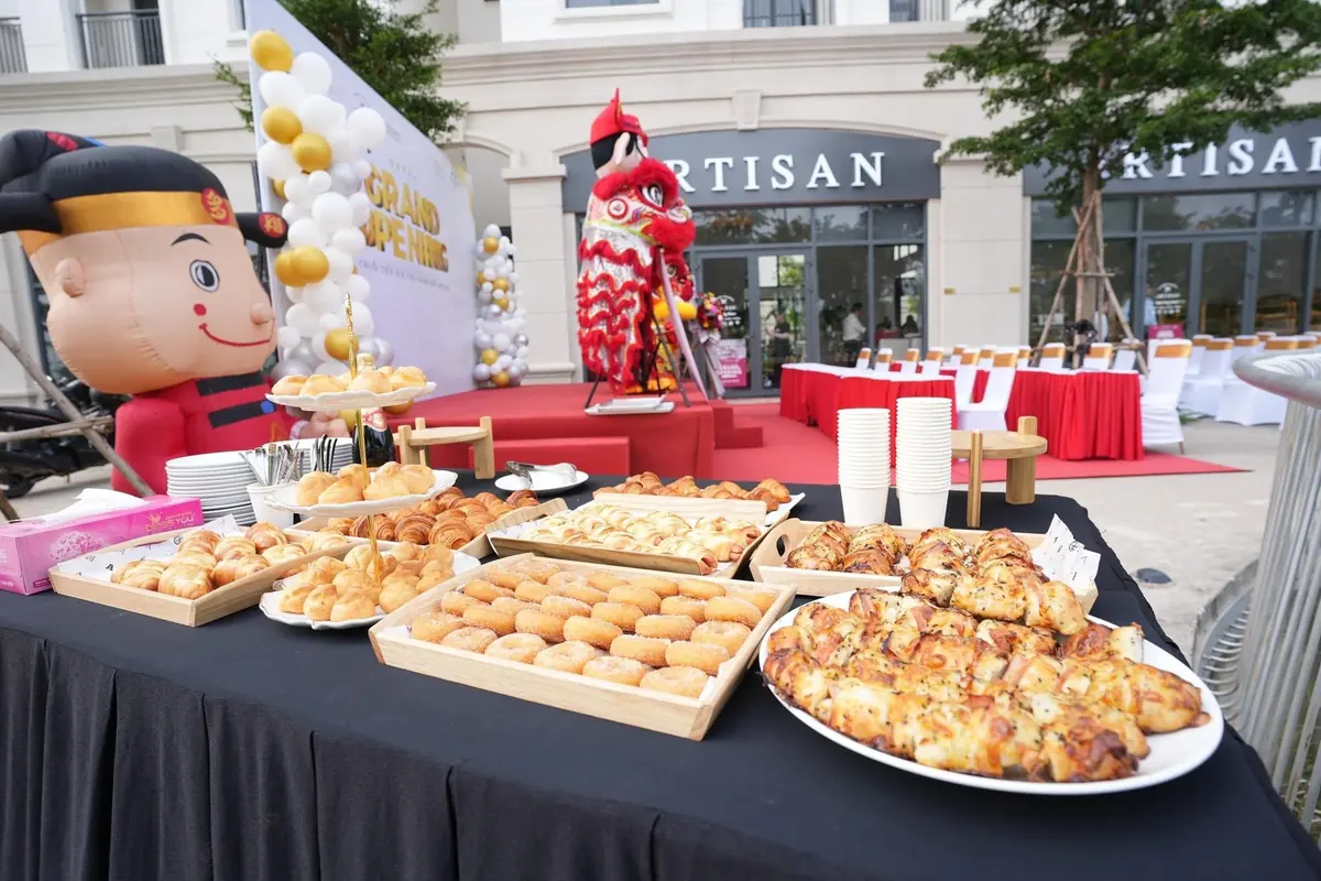 Bàn teabreak bánh ngọt phục vụ khách mời lễ khai trương