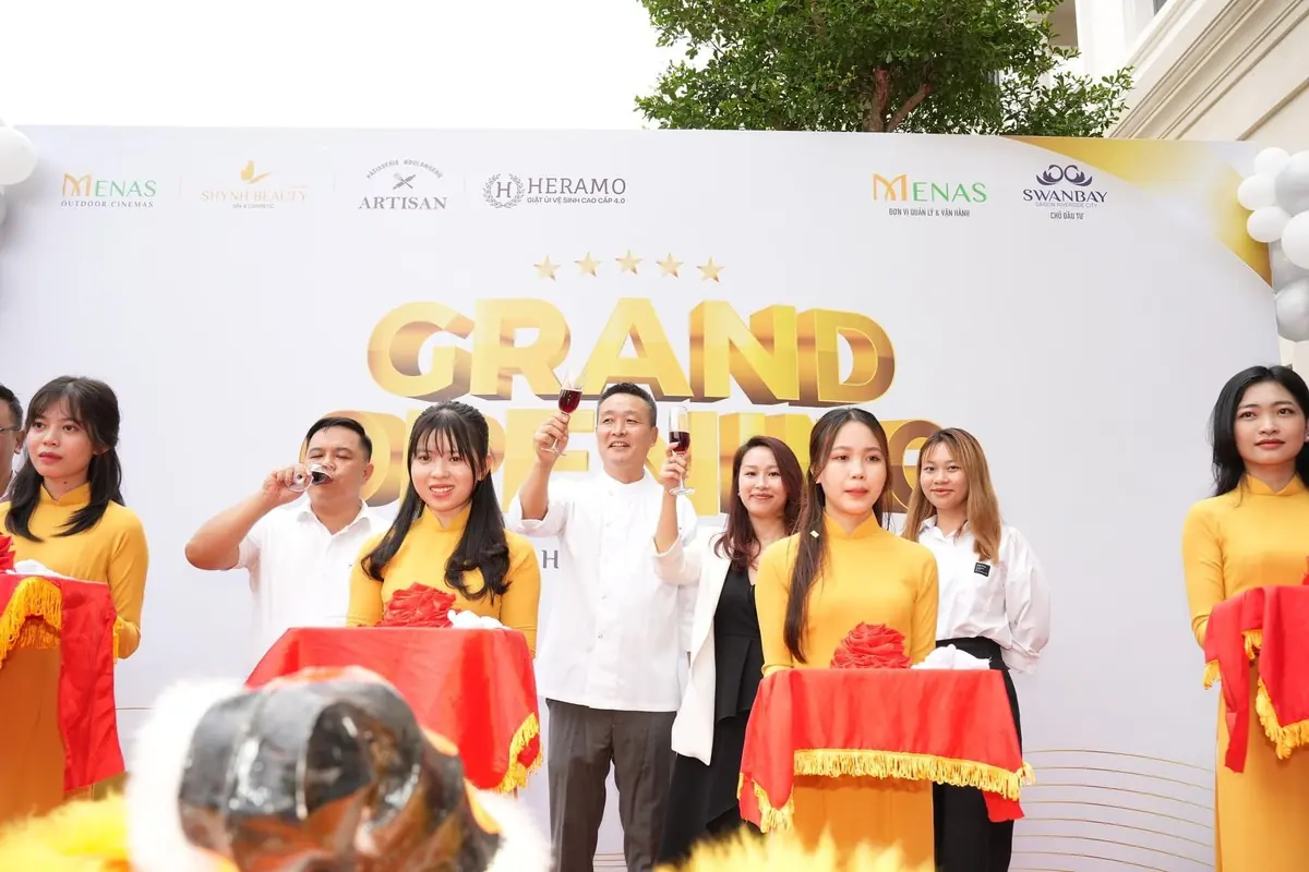 Chủ doanh nghiệp và khách mời nâng ly chúc mừng khai trương