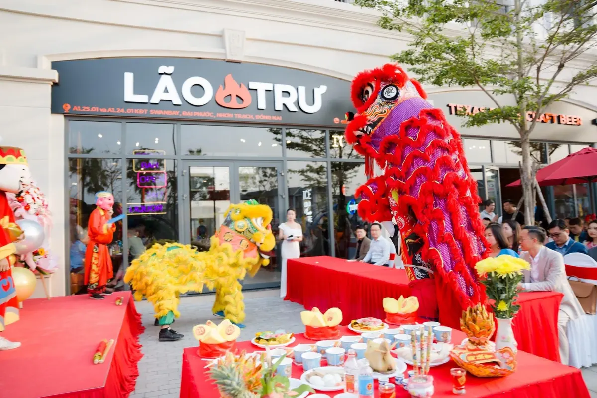 Lân xông đất trước cửa nhà hàng trong lễ khai trương