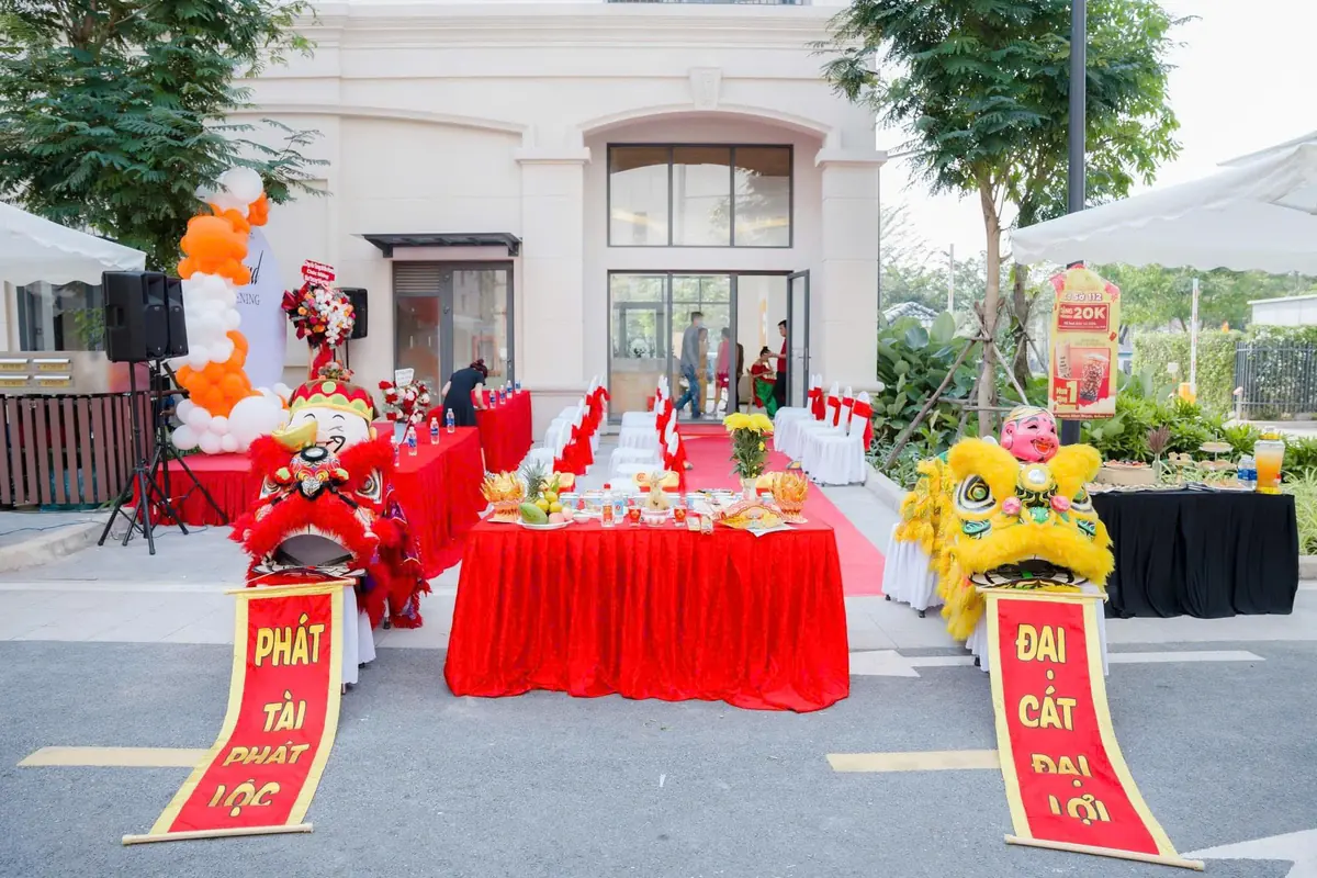 Lân đứng hai bên bàn lễ với câu đối Phát tài phát lộc