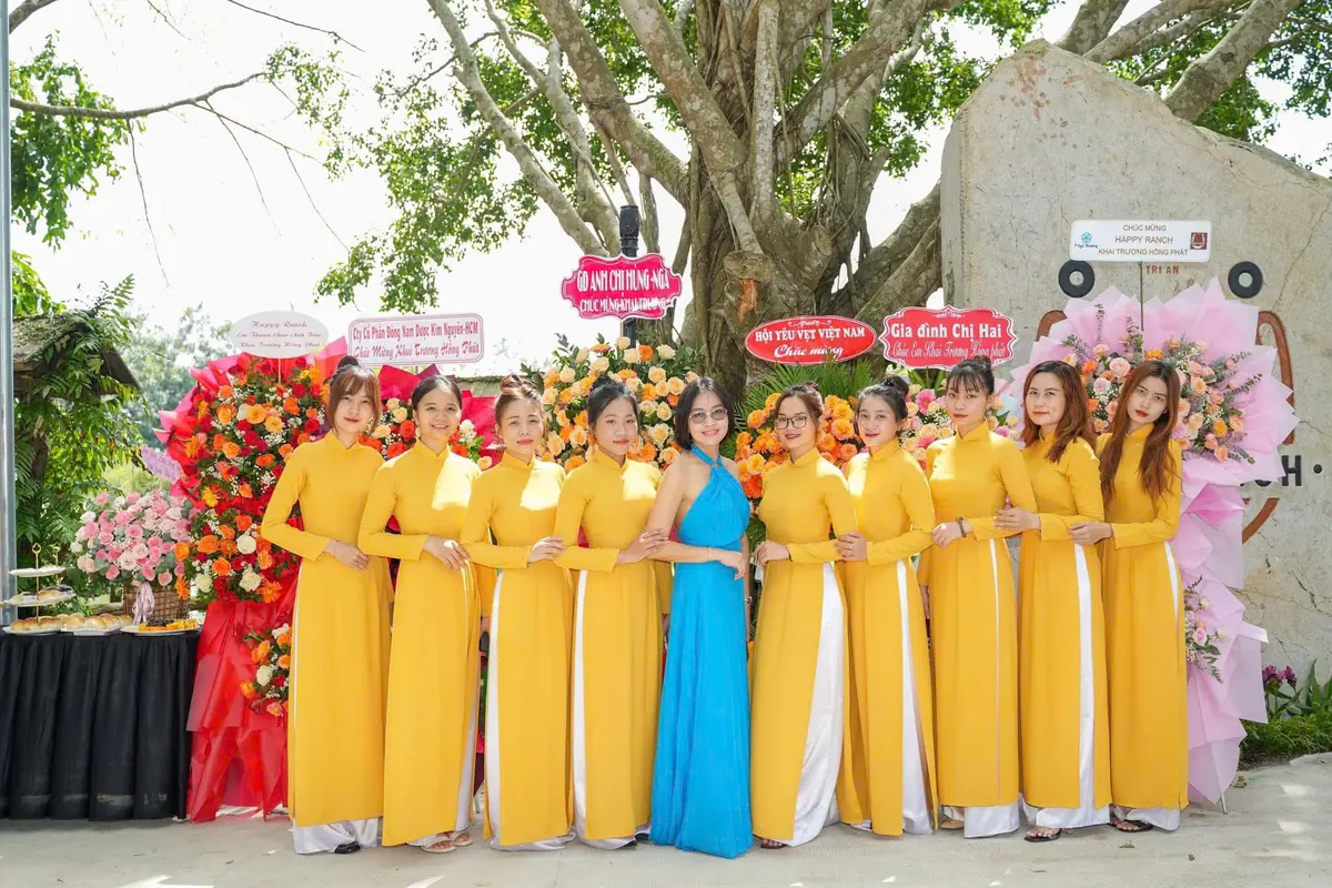 Đội lễ tân áo dài vàng đón khách