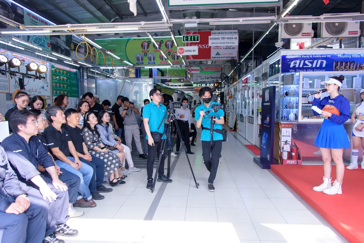 MC dẫn chương trình trước khách mời, đội quay phim ghi hình