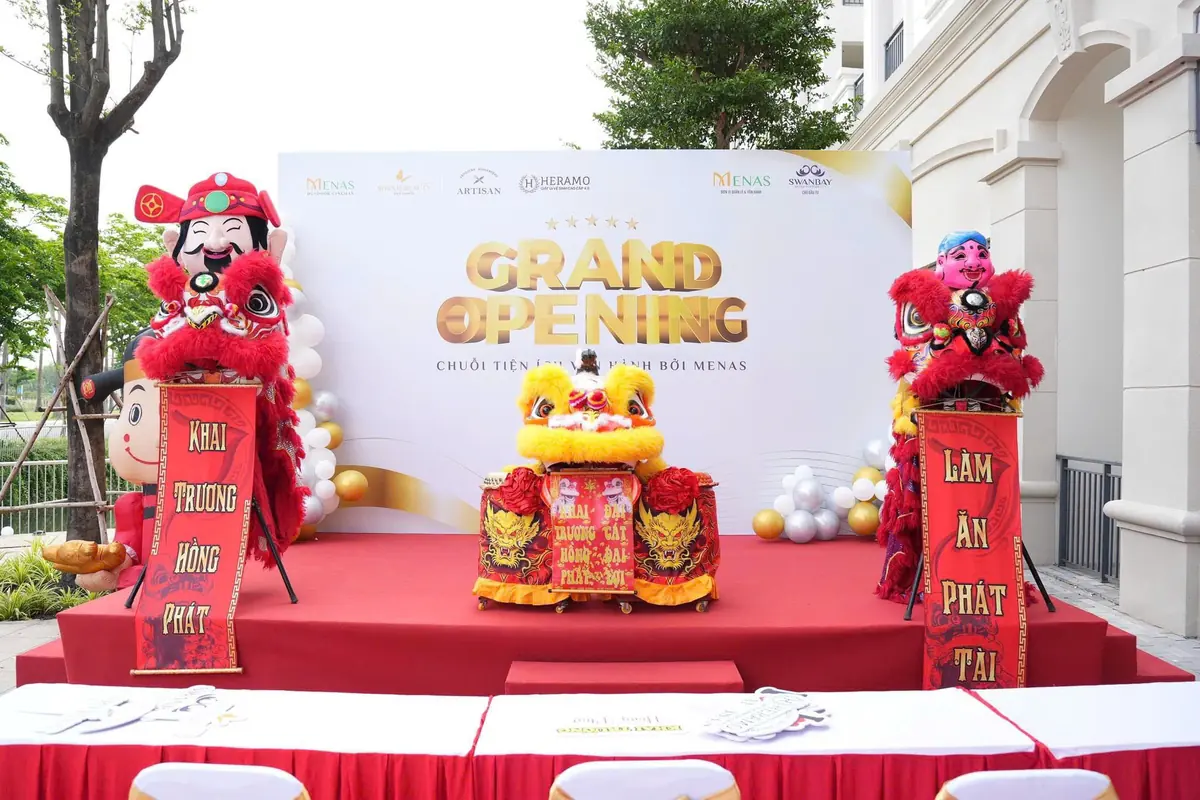 Lân, Thần Tài và câu đối trên sân khấu khai trương