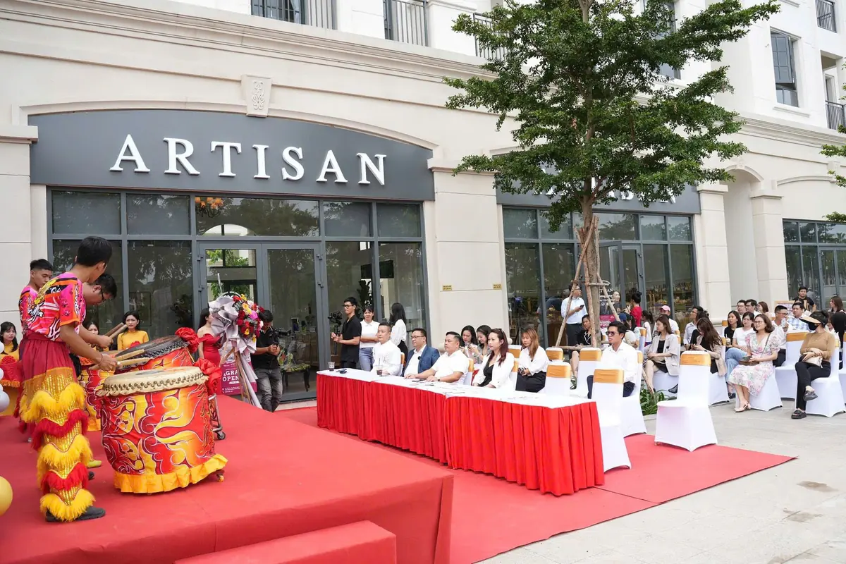 Đội lân biểu diễn trước khách mời tại lễ khai trương