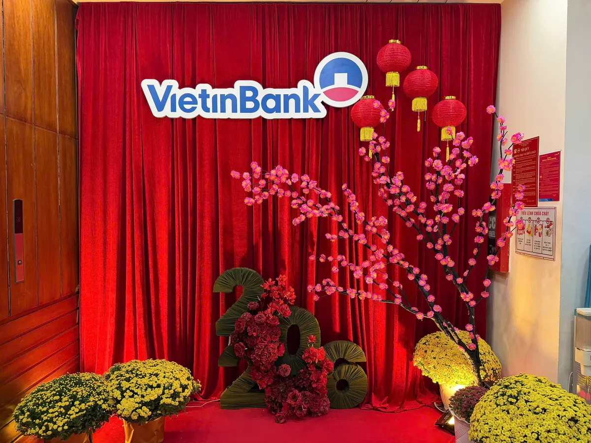 Backdrop đỏ với cành đào, lồng đèn và chậu cúc
