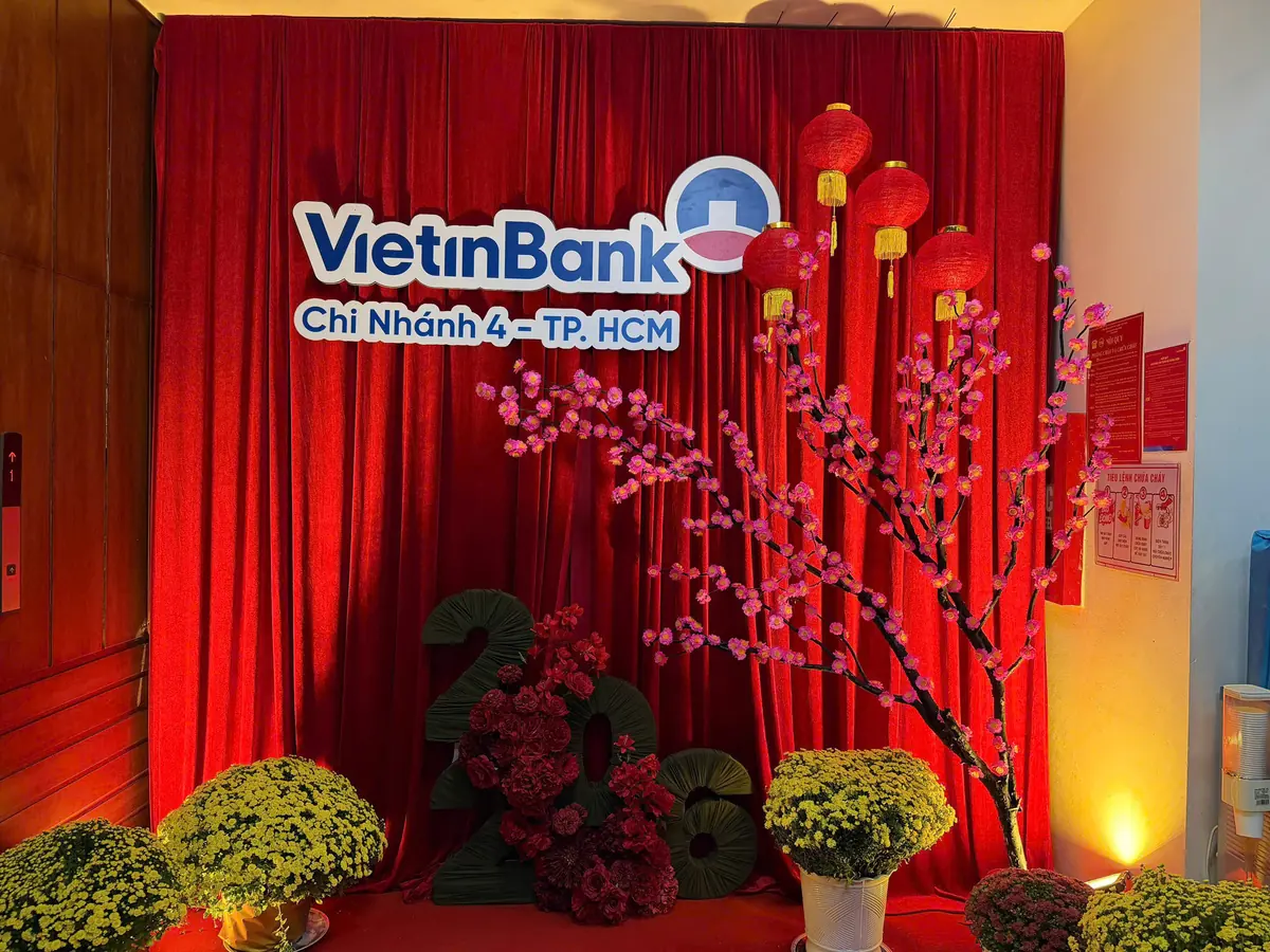 Backdrop Tết màu đỏ với cành hoa đào và chậu cúc