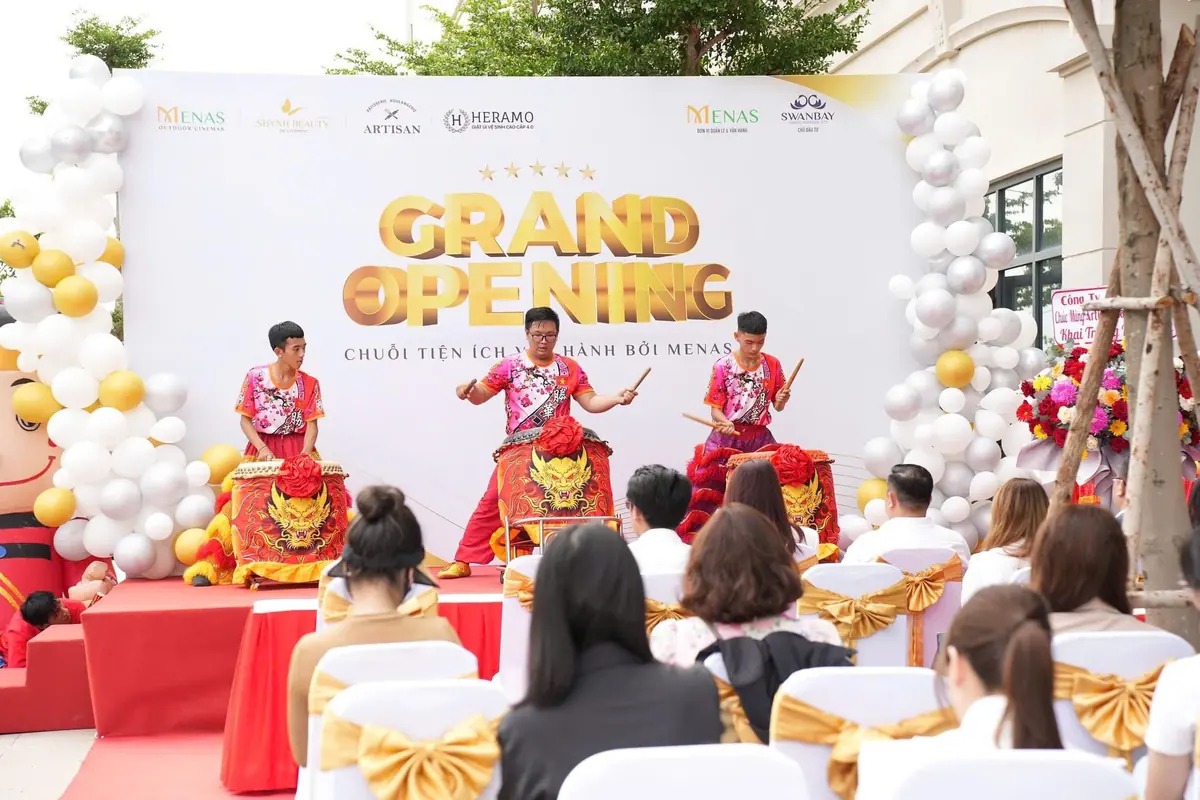 Trống hội khai màn trên sân khấu, khách mời ngồi xem
